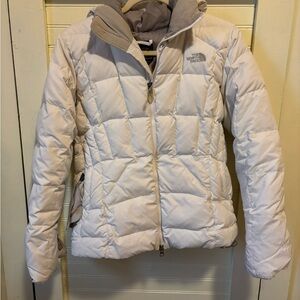 The North Face White Puffer Jacket with High Collar and Zipper Closure